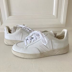NWOT Veja Free People V-12 Ivory Leather Sneakers Sz 10/41